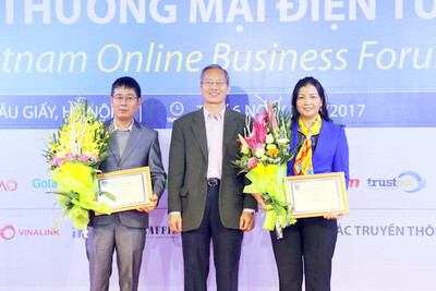 Ông Nguyễn Thanh Hưng – Chủ tịch VECOM trao hoa và Giấy chứng nhận  cho các địa phương có xếp hạng cao về Chỉ số Thương mại điện tử Việt Nam – EBI 2017