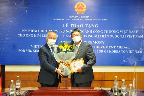 Thứ trưởng Trần Quốc Khánh trao kỷ niệm chương "Vì sự nghiệp phát triển ngành Công Thương" cho Tham tán Thương mại Hàn Quốc