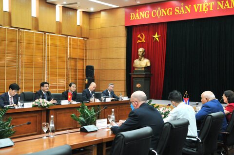 Bộ trưởng Nguyễn Hồng Diên tiếp Đại sứ Cuba tại Việt Nam