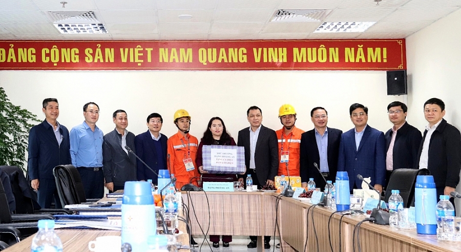 Thứ trưởng Nạp Tiền 188bet
 Đặng Hoàng An tặng quà cho CBNV, người lao động thực hiên nhiệm vụ trực đảm bảo điện