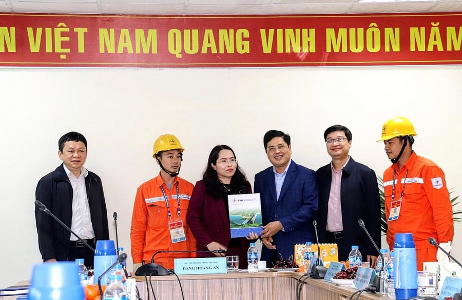 tặng quà động viên CBNV, người lao động thực hiện nhiệm vụ trực đảm bảo điện